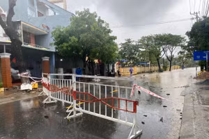 Lực lượng chức năng xã Hòa Phong đã rào chắn không cho dân qua lại khu vực ngập nước.