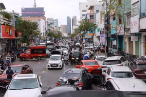 Hàng loạt ô tô bị mắc cạn ở đường phố Đà Nẵng sau cơn mưa lớn ngày 14/10. 