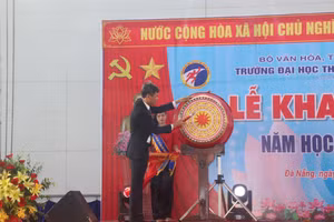 PGS.TS Phan Thanh Hài - Hiệu trưởng Trường Đại học TDTT Đà Nẵng đánh trống khai giảng năm học. 