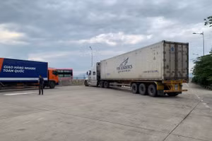 Tài xế Nguyễn Hoàng Ngọc Tuấn cho xe container chặn ngang tại khu vực Trạm thu phí Túy Loan gây cản trở, ùn tắc giao thông. Ảnh: Công an. 