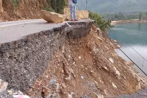 Tuyến đường ĐT601 (địa bàn huyện Hòa Vang) bị sạt lở sau trận mưa lớn ngày 14/10 vừa qua. 