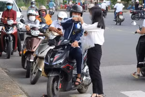 Phụ huynh động viên các thí sinh trước khi bước vào phòng thi.