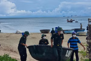 Bộ đội Biên phòng Đà Nẵng giúp dân đưa thuyền thúng lên bờ tránh bão Noru.