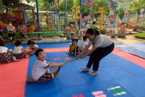 Giáo viên trường mẫu giáo tại huyện Bắc Trà My, tỉnh Quảng Nam. Ảnh: Hoàng Vinh. 