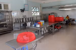Bên trong bếp ăn của một trường tiểu học ở Đà Nẵng. 