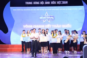 Anh Nguyễn Minh Triết – Bí thư Trung ương Đoàn, Chủ tịch Trung ương Hội Sinh viên Việt Nam trao Giải Nhất cho thí sinh Nguyễn Thị Châu Anh-Phó Chủ tịch Hội Sinh viên trường ĐH Quốc tế - ĐH Quốc gia TP. Hồ Chí Minh .