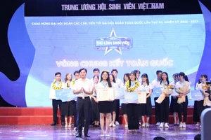 Anh Nguyễn Minh Triết – Bí thư Trung ương Đoàn, Chủ tịch Trung ương Hội Sinh viên Việt Nam trao Giải Nhất cho thí sinh Nguyễn Thị Châu Anh-Phó Chủ tịch Hội Sinh viên trường ĐH Quốc tế - ĐH Quốc gia TP. Hồ Chí Minh .