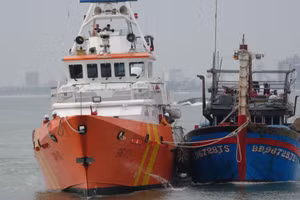 Tàu SAR 412 cứu tàu cá bị gặp nạn trên biển. 