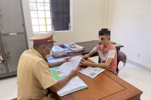 Lực lượng CSGT Công an quận Liên Chiểu đang làm việc với N. Ảnh: Công an cung cấp. 