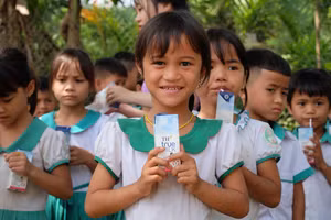 Học sinh huyện miền núi Bắc Trà My, tỉnh Quảng Nam uống sữa. Ảnh tư liệu