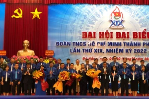 Lãnh đạo Thành ủy, UBND Đà Nẵng và Trung ương Đoàn TNCS Hồ Chí Minh tặng hoa chúc mừng Ban chấp hành Đoàn TNCS Hồ Chí Minh TP. Đà Nẵng. 