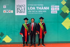 Sinh viên Phạm Thành Hưng và Huỳnh Văn Tài và PGS. TS. Phan Cao Thọ tại buổi lễ nhận giải thưởng Loa Thành năm 2022. 