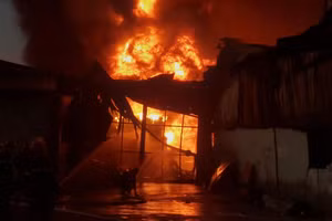 Lửa bốc lên dữ dội bên trong nhà kho vật tư thiết bị. 