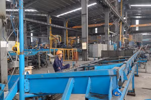 Công nhân làm việc tại các khu công nghiệp. 