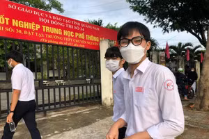 Em Nguyễn Đặng Hoàng Dinh cùng bạn của minh trước khi vào phòng thi. 