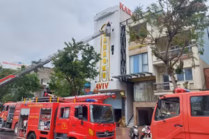 Lực lượng chữa cháy dùng xe thang tiếp cận hiện trường để dập lửa. 