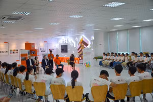 Các em học sinh tham gia trại hè. 