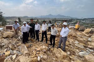 Lãnh đạo TP. Đà Nẵng kiểm tra hiện trường vụ sạt lở tại nghĩa trang Hòa Sơn (huyện Hòa Vang). 