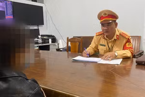 Thiếu niên N.V.A.T tại cơ quan công an. Ảnh: Công an. 