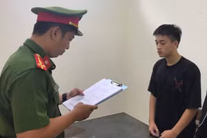 Công an đọc lệnh bắt tạm giam Ngô Tùng Dương.