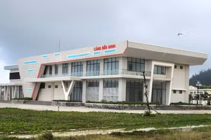 Khu công năng gồm nhà điều hành và nhà ga hành khách tại cảng Bến Đình. 