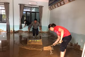 Thầy cô Trường Tiểu học Hồng Quang (quận Liên Chiểu) dọn bùn non. 