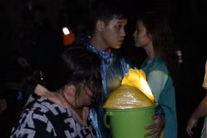 Sinh viên Nguyễn Minh Đức cùng lực lượng công an đi cứu dân trong trận lũ ngày 14/10. 