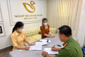 Công an lập biên bản với chủ thẩm mỹ viện. Ảnh: Công an. 
