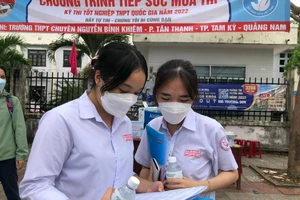 Em Trương Thị Ngọc Nhi (bên trái) trao đổi với bạn sau khi kết thúc bài thi tổ hợp.