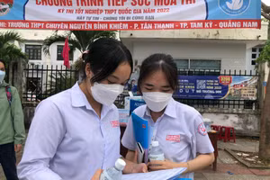 Em Trương Thị Ngọc Nhi (bên trái) trao đổi với bạn sau khi kết thúc bài thi tổ hợp.