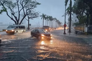 Mưa lớn khiến các tuyến đường ở Đà Nẵng bị ngập nước. 