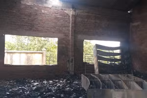 Bên trong thư viện bị cháy. Ảnh: Công an. 