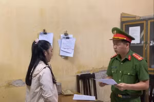 Công an TP. Đà Nẵng thực hiện lệnh bắt giữ Trần Thị Hoàng Anh. Ảnh: Công an. 