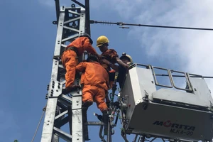 Lực lượng Cảnh sát cứu công nhân bị điện giật và mắc kẹt trên trụ điện.