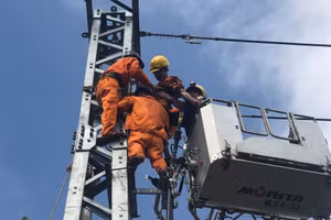 Lực lượng Cảnh sát cứu công nhân bị điện giật và mắc kẹt trên trụ điện.