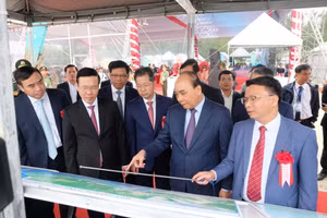 Chủ tịch nước Nguyễn Xuân Phúc nghe báo cáo về dự án Bến cảng Liên Chiểu. 