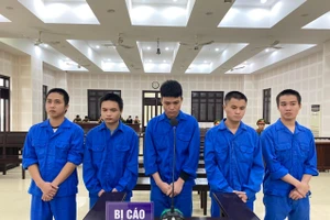 Các bị cáo tại phiên tòa. 