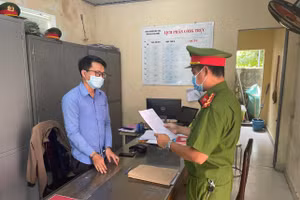 Công an tống đạt quyết định khởi tố bị can và thực hiện lệnh bắt tạm giam 4 tháng đối với Lê Đức Pháp. Ảnh: Công an. 