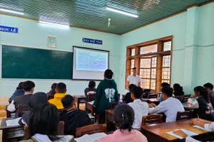 Thầy giáo Nguyễn Văn Lĩnh trong tiết dạy của mình. 