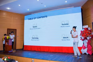 Các sinh viên đang trình bày phần dự thi của đội mình. 