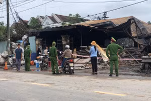 Công an phong tỏa hiện trường để điều tra vụ việc. 