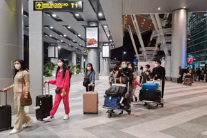 Du khách quốc tế xuống sân bay Đà Nẵng. 