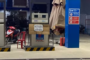 Một cây xăng dầu ở Đà Nẵng treo biển hết xăng. Ảnh chụp vào tối 5/11. 