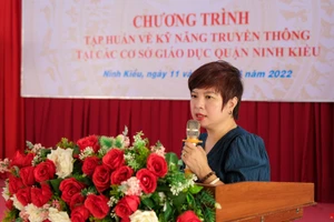 Nhà báo Dương Thanh Hương, Phó Tổng biên tập Báo GD&TĐ phát biểu tại buổi tập huấn.