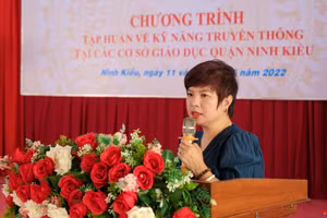 Nhà báo Dương Thanh Hương, Phó Tổng biên tập Báo GD&TĐ phát biểu tại buổi tập huấn.