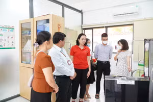 Đoàn kiểm tra liên ngành thị sát khu vực nấu ăn tại Trường iSchool Quảng Trị.