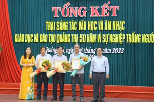 Ông Võ Thái Phong - Phó trưởng Ban Tuyên giáo Tỉnh ủy và TS Lê Thị Hương - Giám đốc Sở GD&ĐT Quảng Trị trao giải Nhất cho các tác giả.