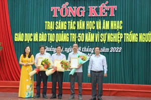 Ông Võ Thái Phong - Phó trưởng Ban Tuyên giáo Tỉnh ủy và TS Lê Thị Hương - Giám đốc Sở GD&ĐT Quảng Trị trao giải Nhất cho các tác giả.