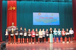 145 học sinh, sinh viên Quảng Trị nhận học bổng trong học kỳ 1.