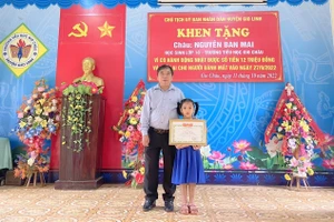 Lãnh đạo Phòng GD&ĐT huyện Gio Linh cũng trao giấy khen của UBND huyện Gio Linh để tuyên dương học sinh.